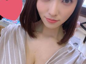 大奶新人「小花暖」作品精选!巨乳超软,还有「粉红乳晕」!