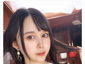 一万人力挺出道的她⋯改名重生了!