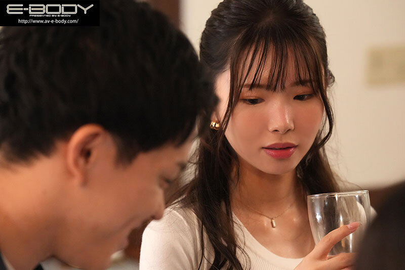響蓮(响莲)作品EBWH-079发布！浮气性交！在同学会上与纤细巨乳前女友打炮！-图片3