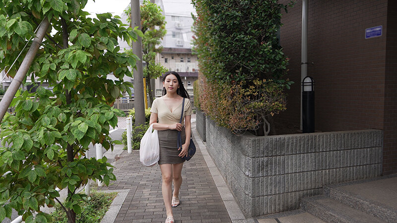 セックスレスで性欲を持て余した美人妻がデカ尻から溢れる色気を漂わせてさりげなく誘惑してくる 紗々原ゆり 2