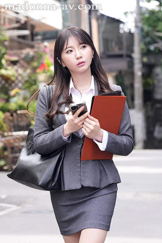 新妻ゆうか(新妻优香)作品JUR-530发布!为帮老公还债!靓女业务员向大公司社长献上“巨乳美体”!-图片2